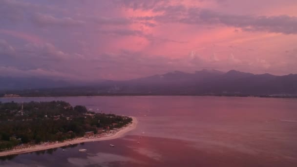 Pink colorful sunset gili air indonesia on the background of the island of lombok — Stock Video