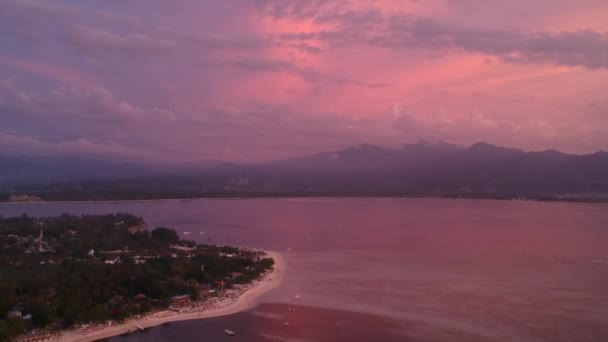 Vliegen op een drone omhoog roze mooie zonsondergang gili lucht-sia tegen de achtergrond van het eiland lombok — Stockvideo