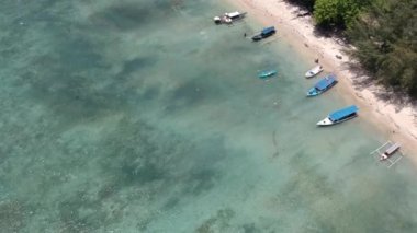 Güneşli adalarda geleneksel balıkçı teknelerinin üzerinden uçmak