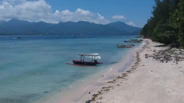 Flyger över en fiskebåt i soligt väder Gili öar — Stockvideo