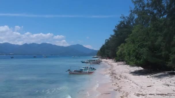 Zoom fotocamera lungo la costa con una spiaggia sabbiosa isole Gili — Video Stock