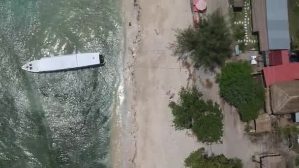 Kıyı boyunca İHA uçuşu gili ada balıkçı tekneleri üzerinde — Stok video