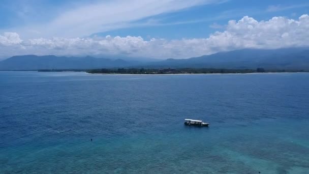 Dron startu nad wodą z łodzi rybackiej wyspy Gili — Wideo stockowe