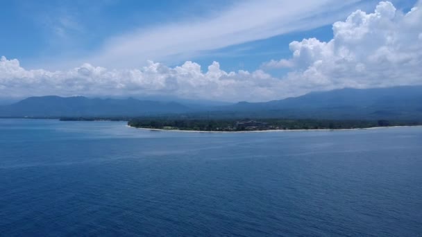 Startu dronem na wyspę lombok indonezja z górami w chmurach w słonecznej pogodzie — Wideo stockowe