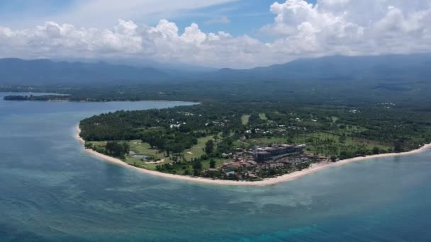 Drone leci na lombok półwysep indonezyjski z górami w chmurach w słoneczną pogodę — Wideo stockowe