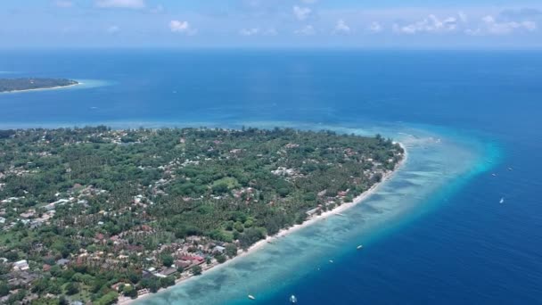 Drone che si avvicina all'isola di Gili Air nell'oceano con tempo soleggiato — Video Stock