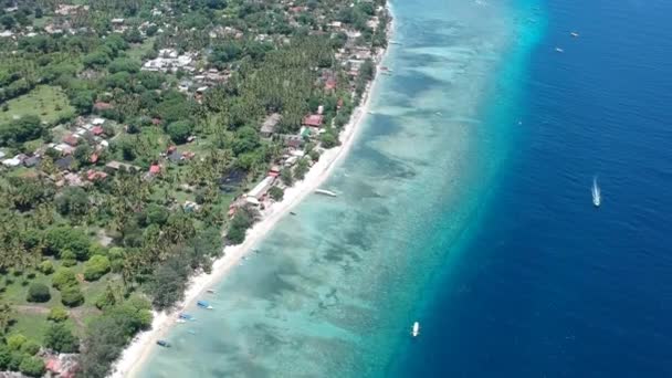 Drone che vola lungo un'isola tropicale con una mensola e acqua turchese blu nel tempo soleggiato — Video Stock
