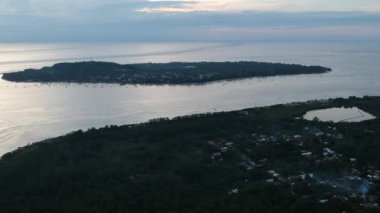 Gece vakti gili menosunun üzerinden uçarken gili Trawangan 'ı gördüm.