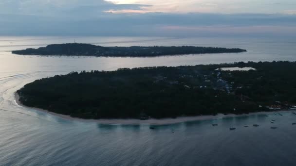 海に浮かぶ2つの島の上に湖があり — ストック動画