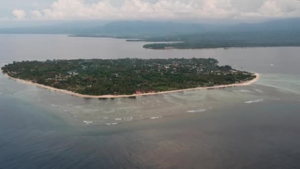 Gili air eiland op de plank waarvan oceaangolven breken — Stockvideo