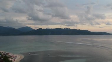 Okyanustaki yosunlu insansız hava aracı rafı.