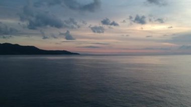 Okyanusun üzerinden havalanan gökyüzü adasının arka planına karşı
