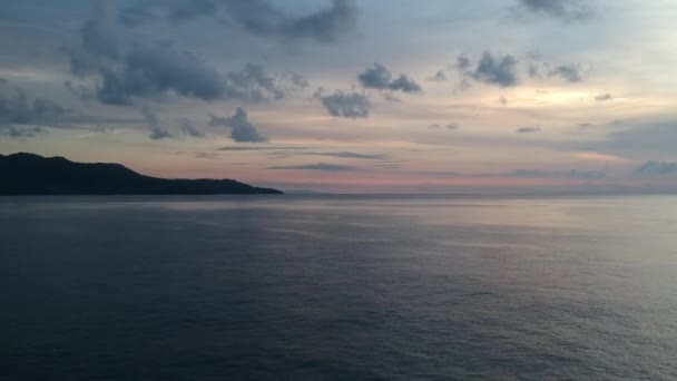 Decollo sopra l'oceano sullo sfondo di un pittoresco cielo isola gili aria — Video Stock