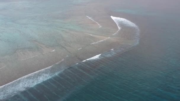 Oceánský šelf, o kterém se vlny vzdalují od pobřeží — Stock video