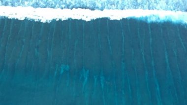 Okyanus rafının üzerinde bir dron açıklığı hangi dalgaların resmedilmeye değer biçimde kırıldığını gösteriyor.