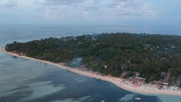 Zbliża się do wybrzeża na dronie z tropikalnej dżungli i piaszczystej plaży gili powietrza w godzinach wieczornych — Wideo stockowe