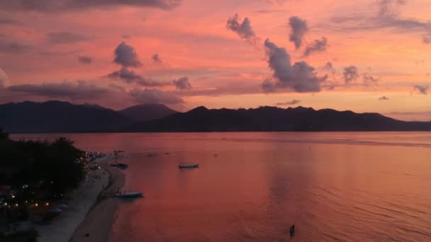 Cámara de foque sobre el océano en una hermosa puesta de sol con montañas en el horizonte lombok aire gili — Vídeos de Stock