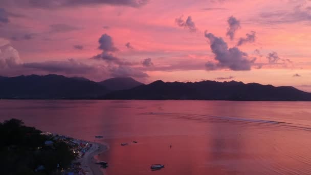 Kamera dolly z powrotem nad oceanem w piękny zachód słońca z górami na horyzoncie gili powietrze lombok — Wideo stockowe