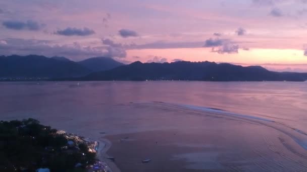 Puesta de sol escénica sobre el océano con montañas en el horizonte gili aire lombok — Vídeos de Stock