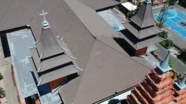 Katedral Katolik Kilisesi 'nin çatısında çekilen Kutsal Ruh Katedrali Denpasar Bali