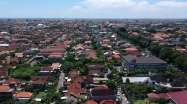 Kamera, Asya Bali Denpasar 'daki alçak binaların olduğu bir şehre yöneliyor.
