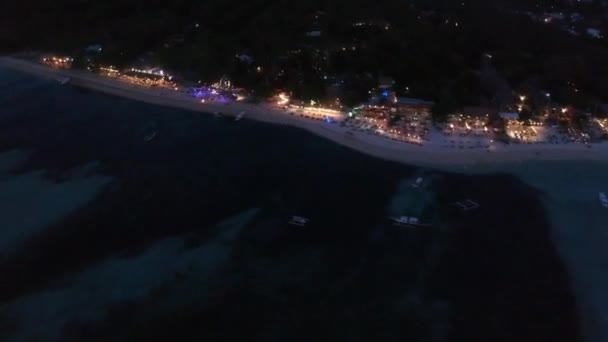 Au-dessus de la plage au crépuscule les lumières des cafés côtiers gili air sont visibles — Video