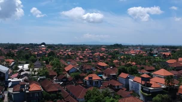 Cámara pluma abajo en una ciudad con techos rojos y casas bajas en tiempo soleado — Vídeo de stock