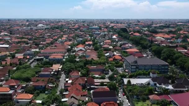 Kamera jib się nad miastem z niskich budynków w Azji Bali denpasar Wideo Stockowe