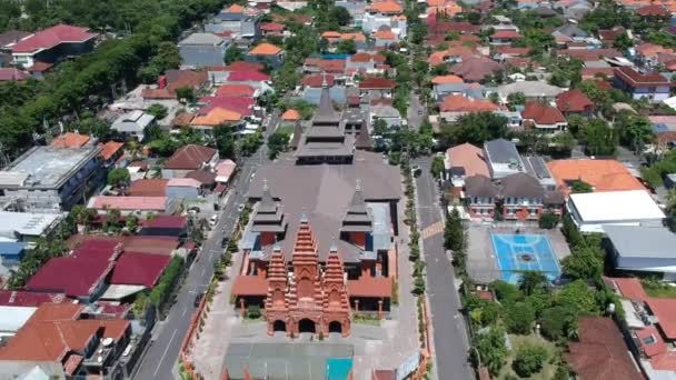 Drone volando desde Catedral Iglesia Católica Parroquia del Espíritu Santo Catedral Denpasar Bali — Vídeos de Stock