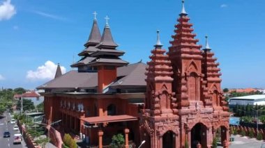 Kamera, Kutsal Ruh Katedrali Katolik Kilisesi Kilisesi 'nin önünde toplanıyor. Denpasar Bali.