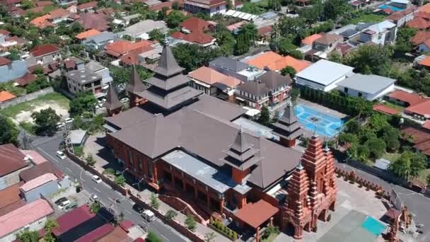 Macchina fotografica vola via dal Duomo Chiesa cattolica Parrocchia dello Spirito Santo Cattedrale Denpasar Bali — Video Stock