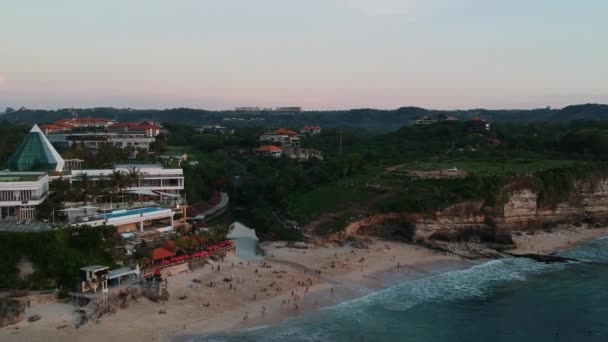 Drönare från Dreamland stranden på kvällen stora havsvågor synliga — Stockvideo