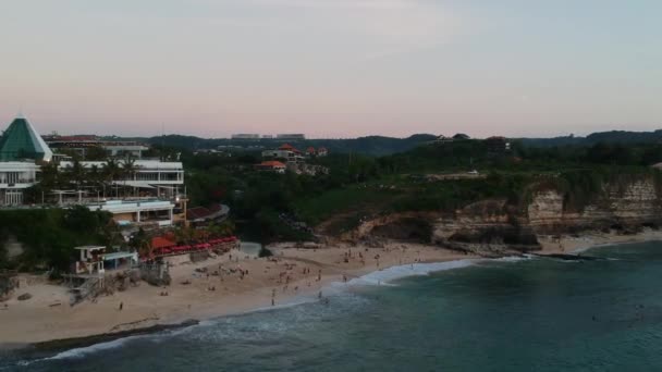 Dreamland пляж в вечернее время много людей Бали Индонезия — стоковое видео