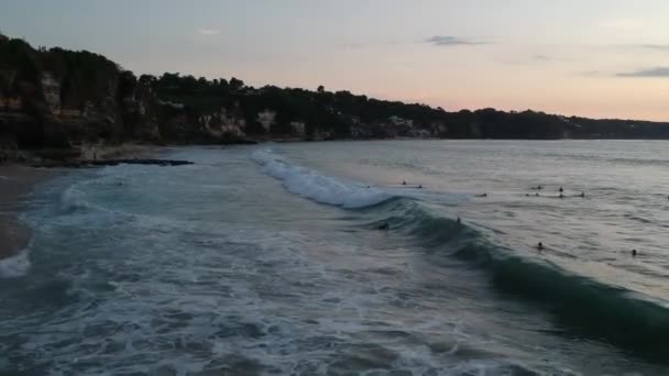 Veel surfers rijden op de grote golven van Dreamland strand bali-sia — Stockvideo