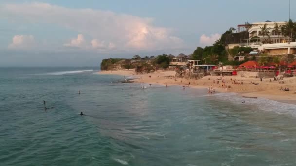 Drönare flyger längs sandhavet med stora vågor Dreamland beach bali indonesia — Stockvideo