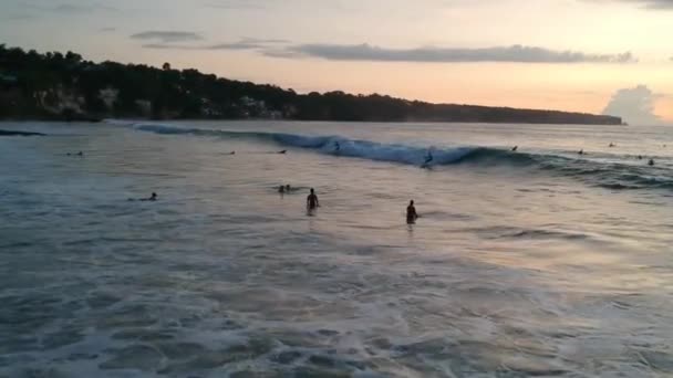 Surferzy jeździć i jesień Dreamland plaży bali indonezja — Wideo stockowe