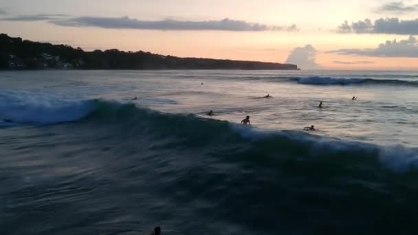Büyük okyanus dalgaları gün batımında sörfçülerle — Stok video