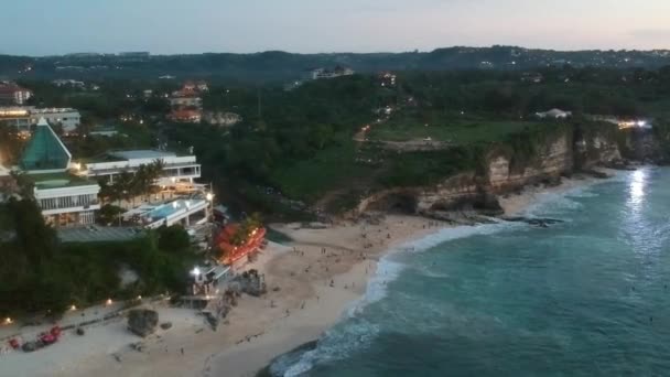 Départ sur un drone de la plage de rêve le soir, l'hôtel est visible — Video