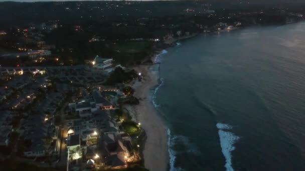 Падіння над океаном з білими хвилями вночі Готель Дрімленд Біч Джумейра Балі — стокове відео