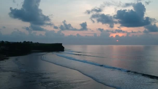 Drone vlucht bij zonsondergang met grote golven Balangan Beach west bukit — Stockvideo
