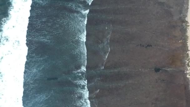 Drönare flyger över breda vita havsvågor och skjuter vertikalt ner bali indonesien — Stockvideo