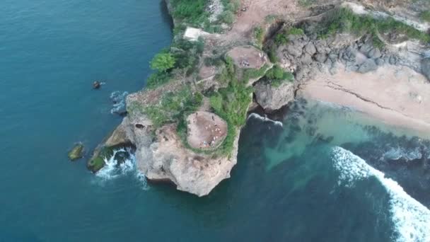 Drone flight from cliff protruding into the ocean with people bukit bali indonesia turquoise water — Stock Video