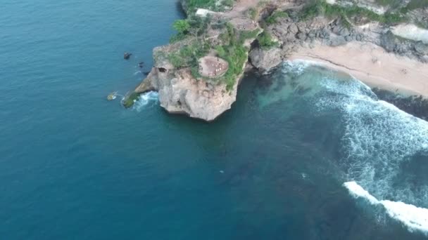Drönare flyger från klippan sticker ut i havet bukit bali indonesia — Stockvideo