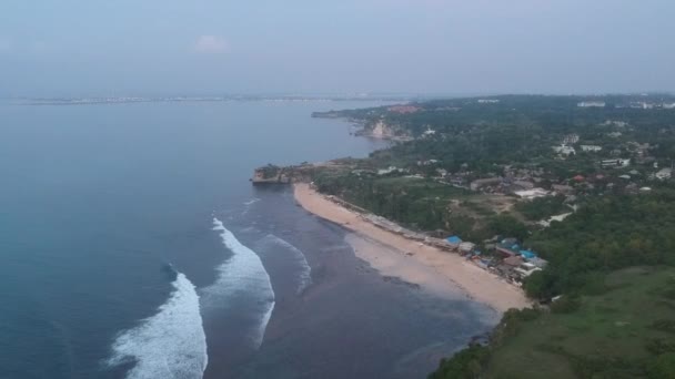 Dreamland παραλία βράδυ bukit bali Ινδονησία μεγάλα λευκά κύματα από τον ωκεανό — Αρχείο Βίντεο