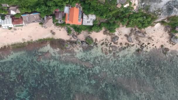 Sacar la cámara en alto verticalmente desde las rocas en el estante de Bingin Beach Pantai bukit bali indonesia — Vídeos de Stock
