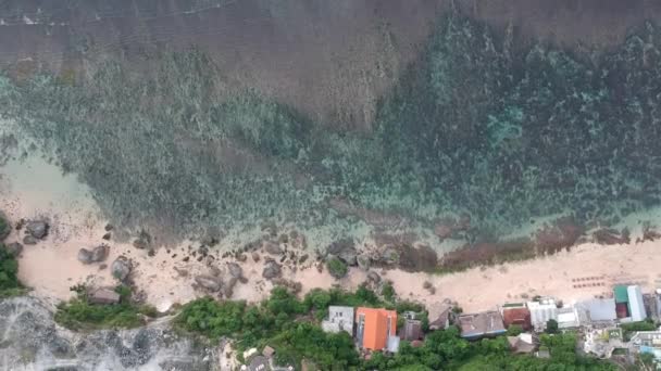 Bonein Beach Pantai bukit bali indonesia hylla med drift från stranden är synlig hylla med alger stenar och stora vita vågor — Stockvideo