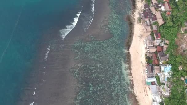 Estante con piedras algas y agua turquesa Bingin Beach Pantai bukit bali indonesia — Vídeos de Stock