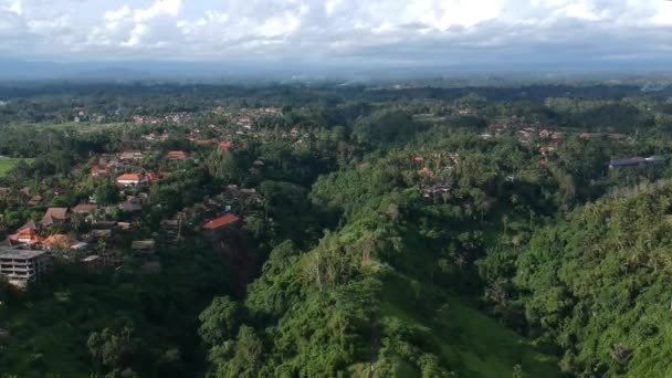 Беспилотник спускается вертикально вниз по Кампуханскому хребту Прогулка по тропе в Убуде, Бали в солнечную погоду — стоковое видео