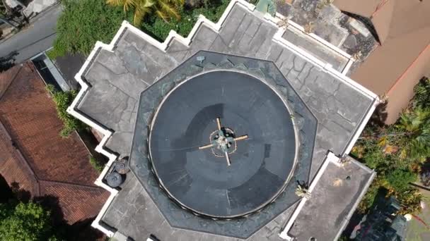 La cámara vuela verticalmente desde la casa de Antonio Blanco Ubud indonesia — Vídeo de stock