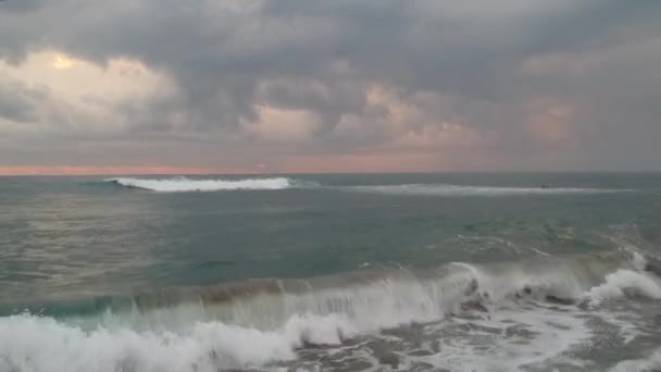 Sunset blue water strait coastline with waves and sand and algae — Stock Video